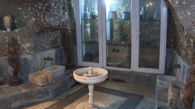 140 yıllık 3 katlı evini antika sergi salonuna çevirdi